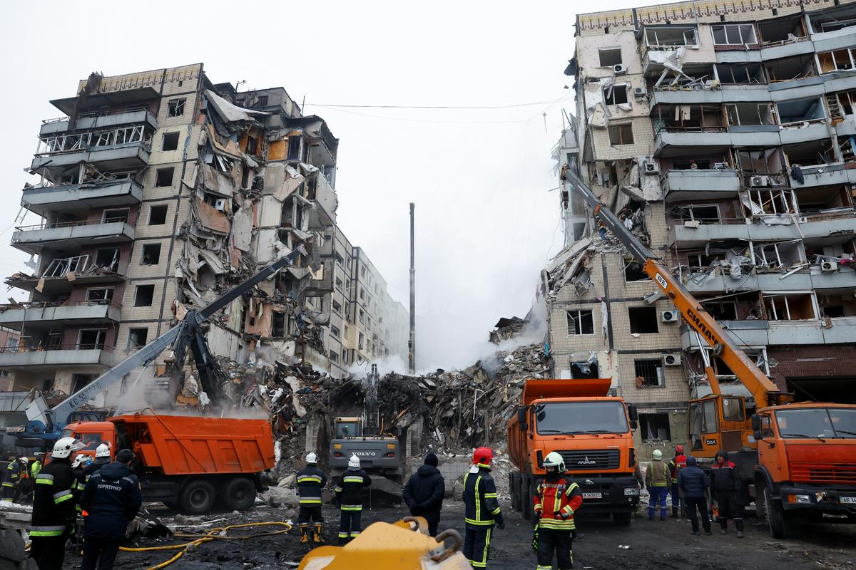Uničen stanovanjski blok v Dnipru. Foto: Reuters