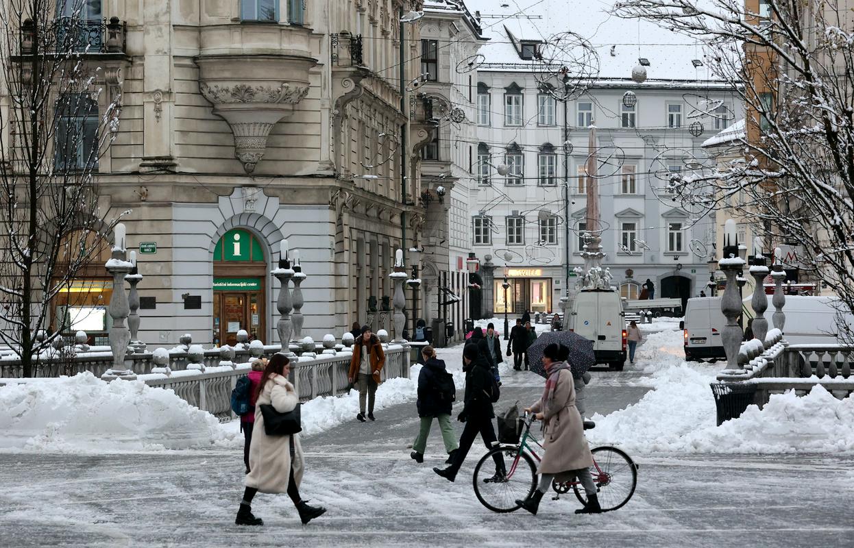 Na sliki je zasnežen Prešernov trg v Ljubljani. Foto: BoBo