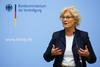 Nemška obrambna ministrica po številnih kritikah odstopila 