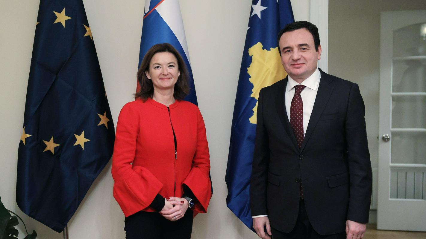 Fajon se je v Prištini srečala tudi s kosovskim premierjem Albinom Kurtijem. Foto: MZZ