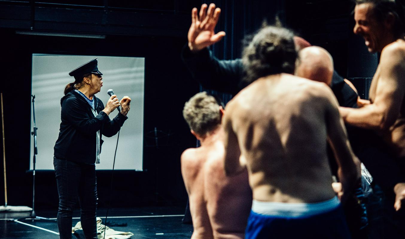 Prizor iz predstave Strah in beda Tretjega rajha, za katero so poleg besedila Bertolta Brechta gradivo prispevali igralci in dramaturg. Foto: Kino Šiška