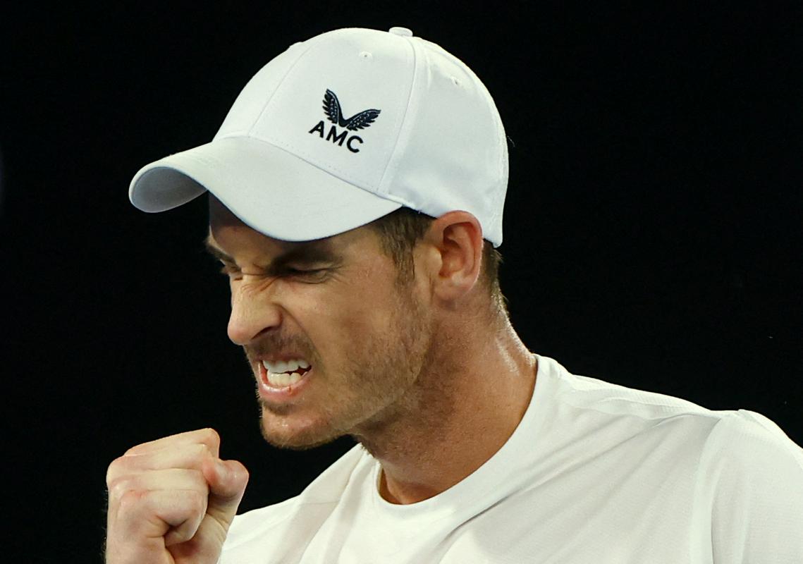 Andy Murray je bil tik pred tem, da bi po 18 letih doživel poraz v dvoboju, v katerem je povedel z 2:0 v nizih. Foto: Reuters