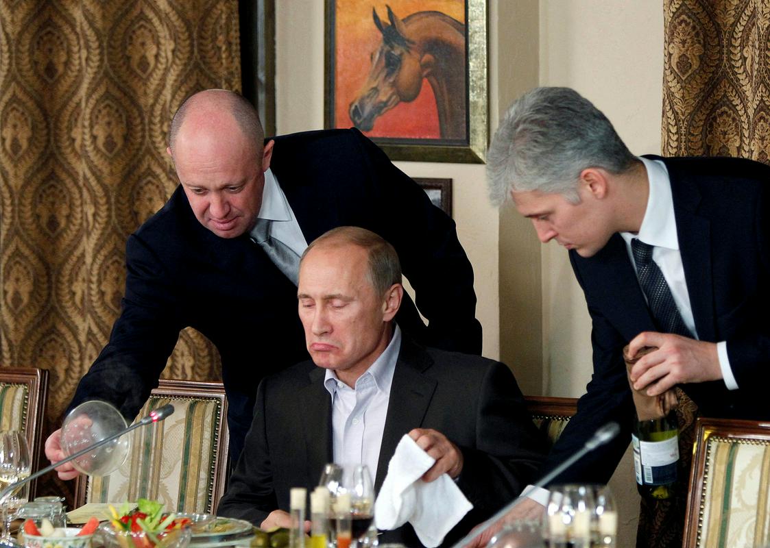 Prigožin (levo) ob ruskem predsedniku Putinu leta 2011. Foto: Reuters