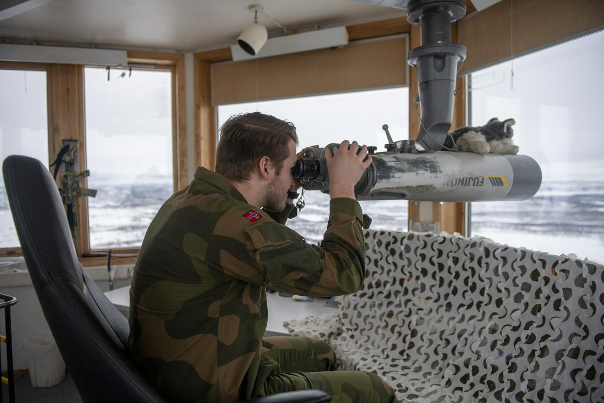 Norveški vojak nadzira mejo z Rusijo. Državi si delita okoli 200 kilometrov meje. Foto: EPA