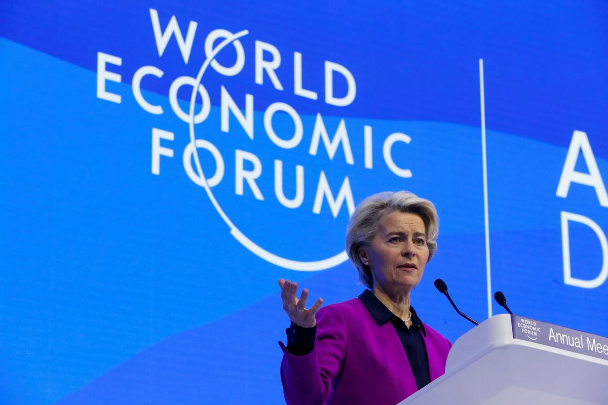 Srečanje Svetovnega gospodarskega foruma v Davosu je postreglo tudi z nekaj optimizma. Kot so namreč ocenili sodelujoči, so se možnosti recesije v zadnjih tednih nekoliko zmanjšale, seveda pa ostajajo številni izzivi z vojno v Ukrajini na čelu. Mednarodni denarni sklad bi lahko konec meseca vseeno zvišal napoved svetovne gospodarske rasti za letos. Foto: Reuters