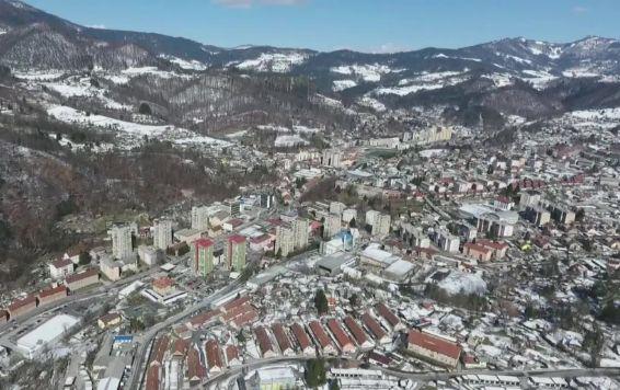 Protest jeznih občanov pred trboveljsko Komunalo zaradi vrtoglavih računov za ogrevanje