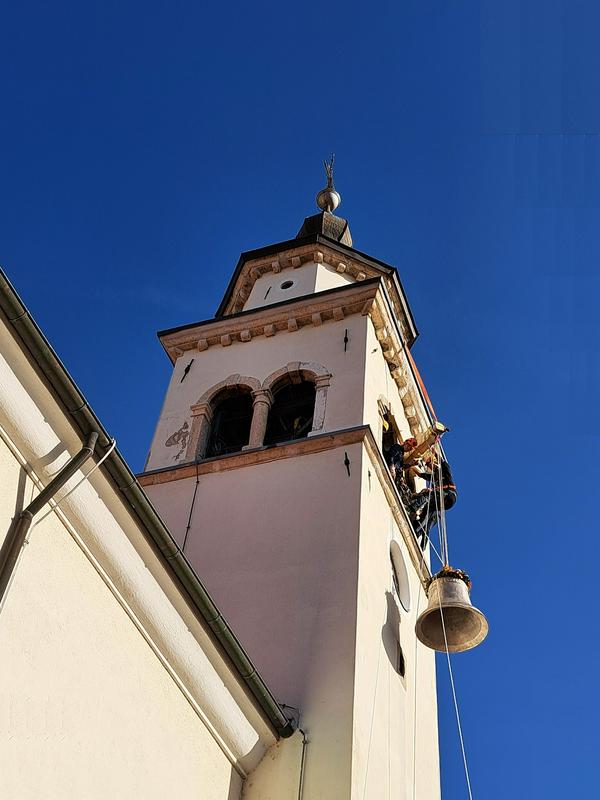 Dvigovanje novega zvona v zvonik župnijske cerkve v Šturjah pri Ajdovščini. Foto: RTV Slovenija