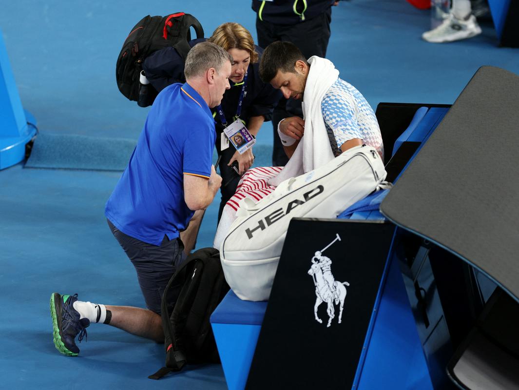 Novak Đoković ima težave s stegensko mišico, ki ga pestijo vse od turnirja v Adelajdi, kjer se je poškodoval v polfinalu proti Daniilu Medvedjevu. Foto: Reuters