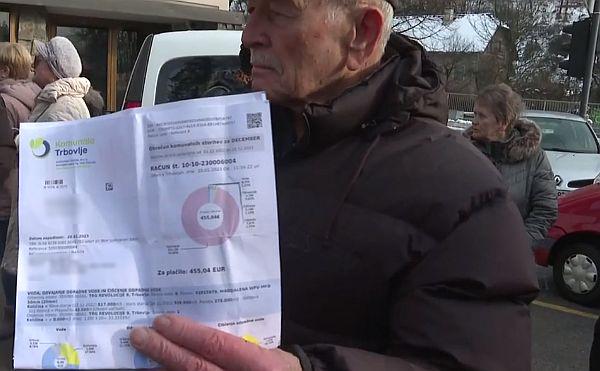 Eden izmed občanov na protestu v sredo s svojo položnico za ogrevanje. Foto: TV Slovenija