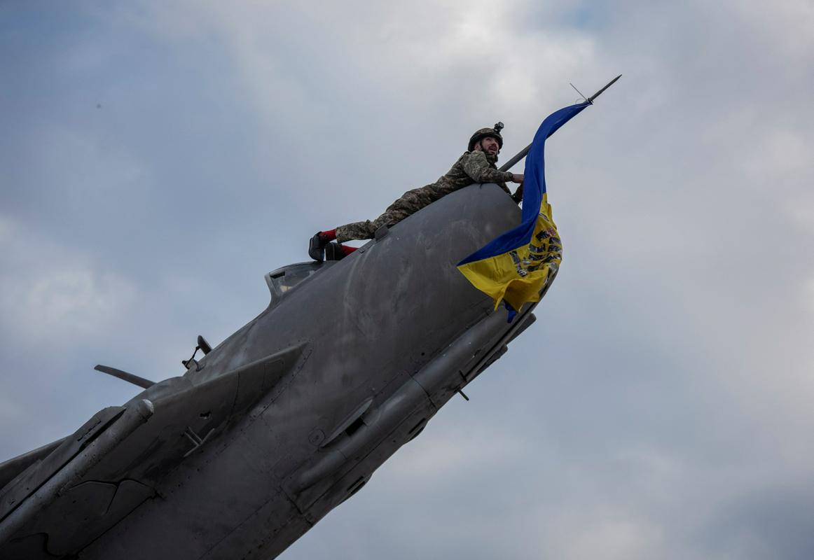 Ukrajina že dalj časa opozarja, da njihova vojska potrebuje več težkega orožja. Foto: Reuters
