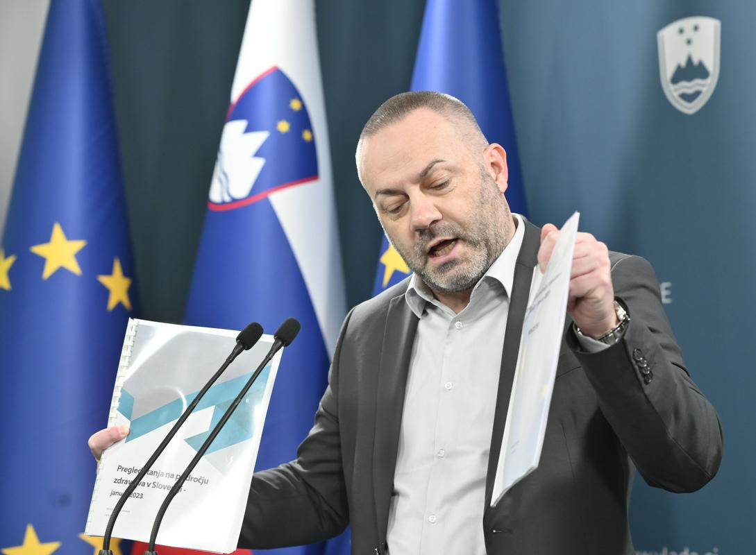 Minister za zdravje Danijel Bešič Loredan na novinarski konferenci predstavlja analizo stanja slovenskega zdravstva. Foto: BoBo