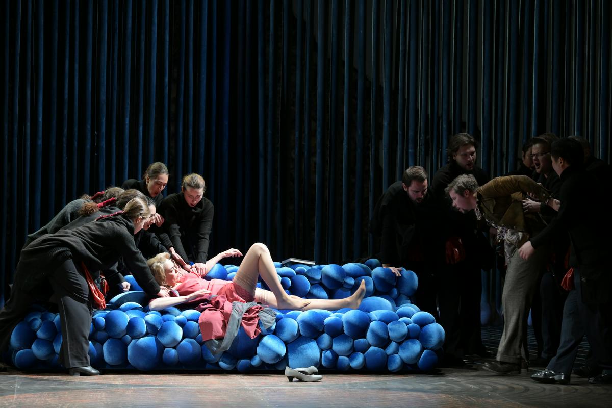 V osrednji vlogi vdove Aurelie nastopa novozelandska mezzosopranistka Bianca Andrew. Foto: Frankfurtska opera/Barbara Aumüller