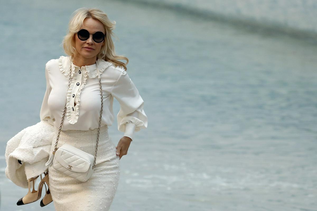Lanske dokumentarne serije Pamela Anderson ni komentirala, jo je pa spodbudila k odločitvi, da bo svojo zgodbo povedala sama. Foto: EPA