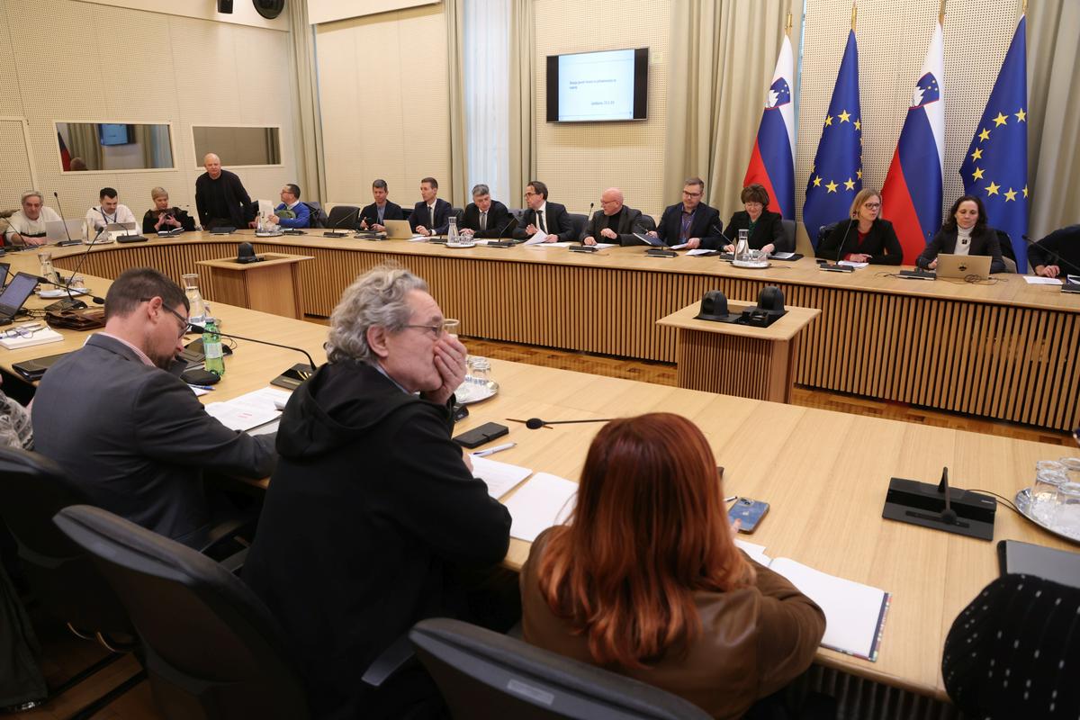 Seja pogajalske komisije predstavnikov vlade in reprezentativnih sindikatov javnega sektorja. Foto: TV Slovenija