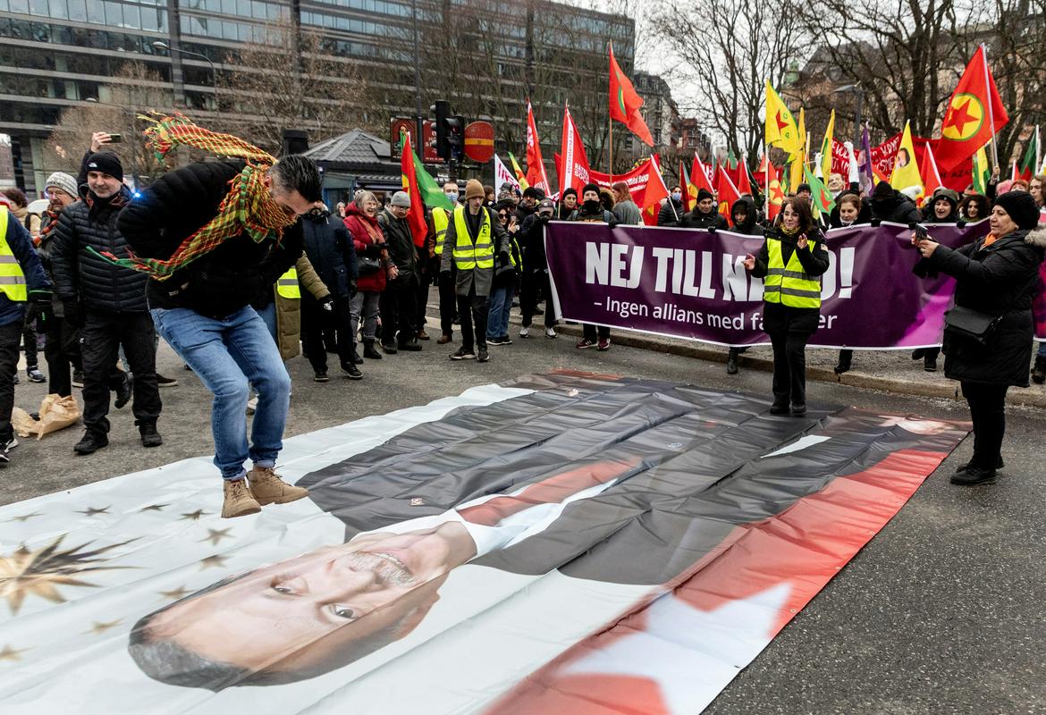 V soboto so v Stockholmu potekali protesti proti turškemu predsedniku. Foto: Reuters