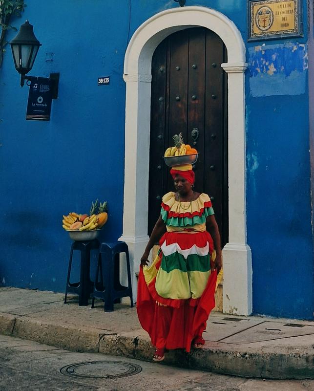 Eden od najbolj fotografiranih motivov Cartagene so njihove slovite prodajalke sadja oz. Palenquere. Foto: MMC RTV SLO/Kaja Sajovic