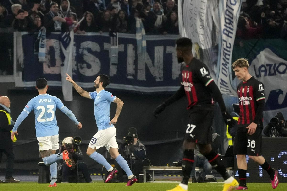 Veselje Luisa Alberta sredi drugega polčasa ob povišanju vodstva na 3:0 in sklonjene glave nogometašev Milana. Foto: AP