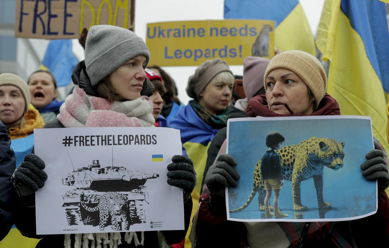 Ukrajinci v Bruslju so na shodu pozivali Nemčijo k dobavi leopardov Ukrajini. Foto: EPA