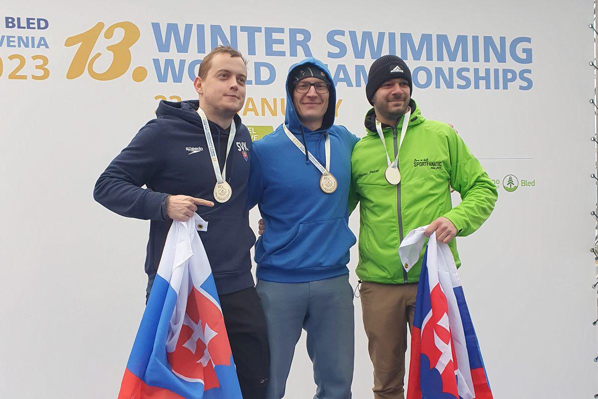 Radovljičan Luka Turk je na svetovnem prvenstvu v zimskem plavanju (tudi takrat na Bledu) nastopil že leta 2020, ko je bil izjemno pripravljen in je postal večkratni svetovni prvak. Čeprav priznava, da pred letošnjim SP-jem ni prav veliko treniral, je včeraj že osvojil zlato medaljo na 200 metrov (na fotografiji).  V svoji kategoriji je s časom 2:12 najbližjega zasledovalca ugnal za 20 sekund, v absolutni konkurenci pa za tri sekunde. Foto: Osebni arhiv