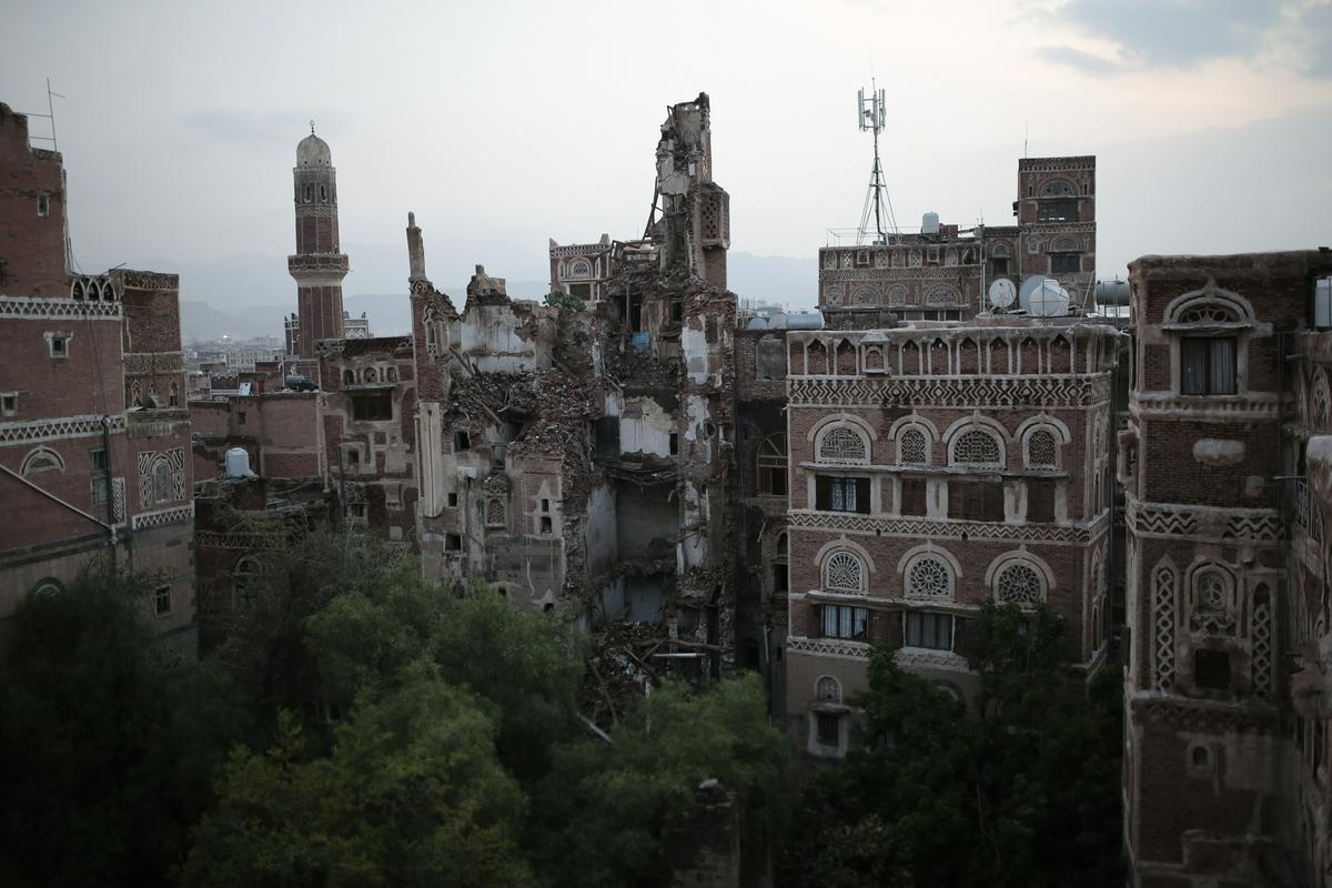 Pogled na vojne ruševine v jemenski prestolnici Sani. Foto: AP