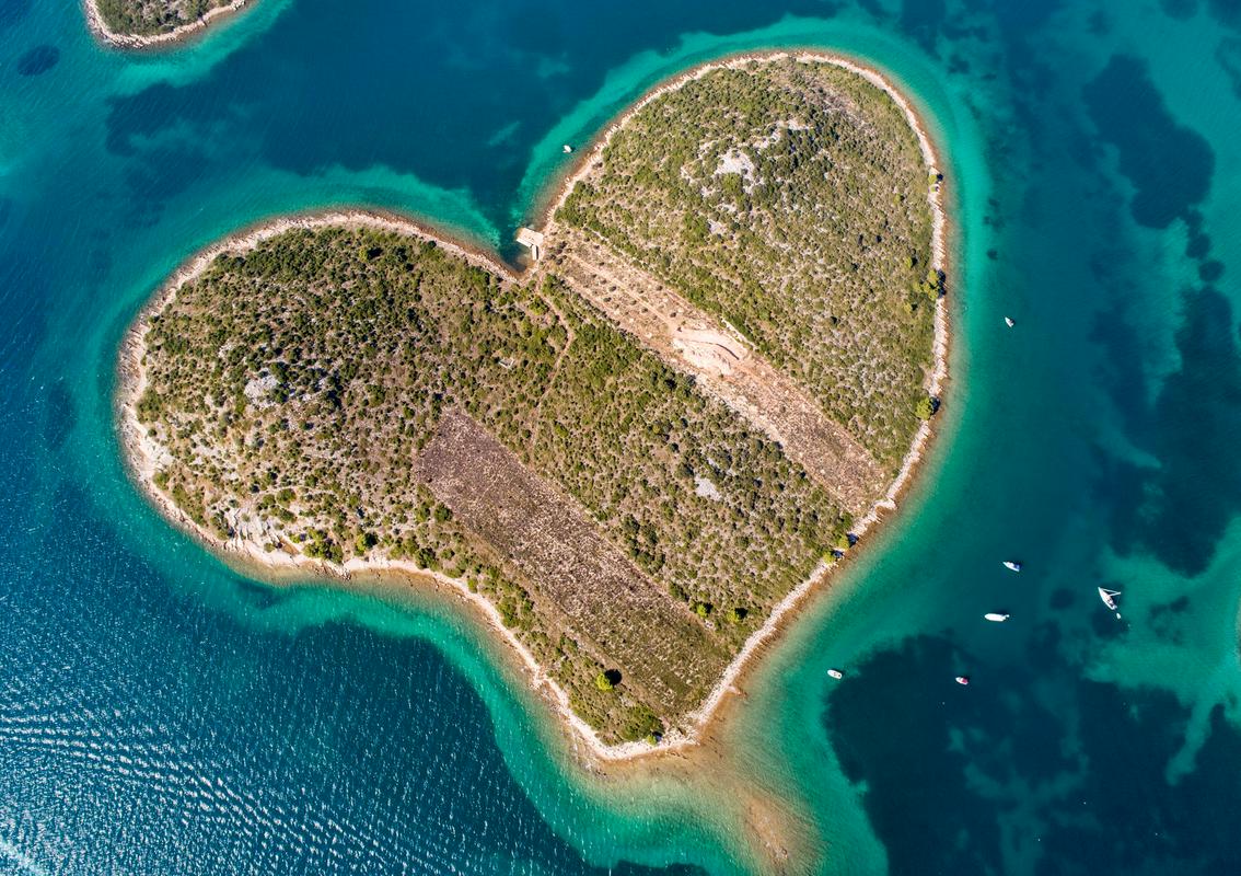 Galešnjaku na Hrvaškem pravijo tudi otok ljubezni. Meri 0,132 kvadratnega kilometra, njegov obalni pas pa je dolg 1,55 kilometra. Foto: Shutterstock