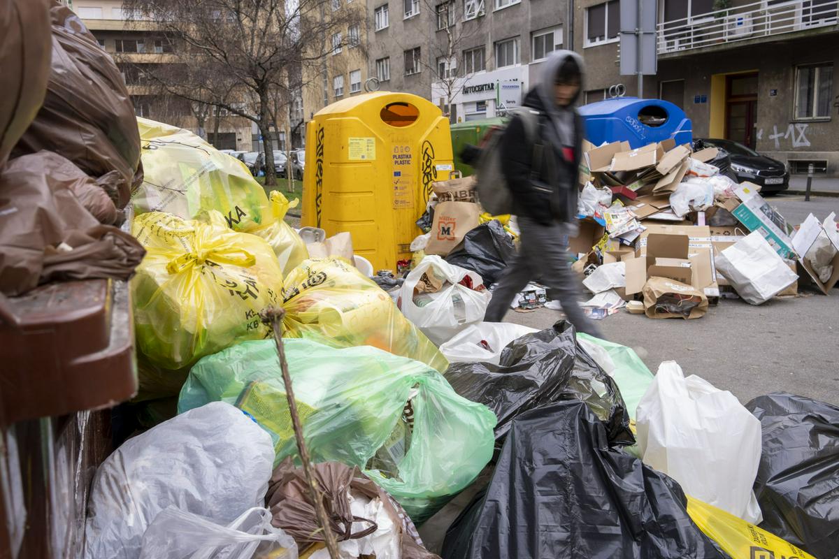 Vreče smeti na ulici v Zagrebu. Foto: EPA