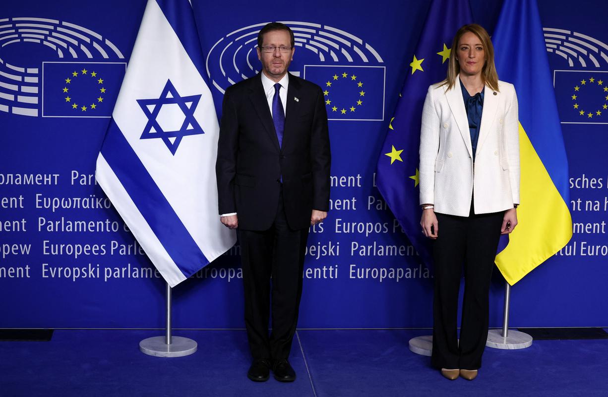 Izraelskega predsednika je v Evropskem parlamentu sprejela predsednica Roberta Metsola. Foto: Reuters