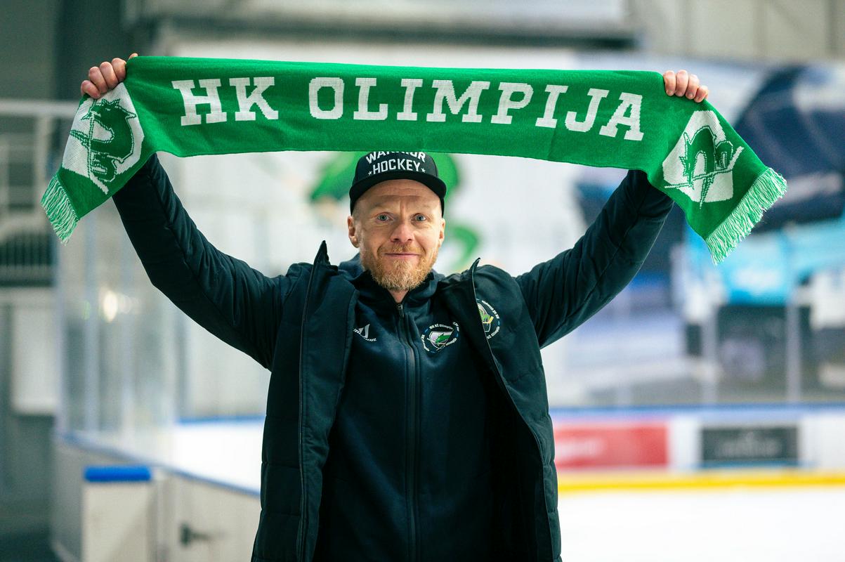 Antti Karhula se je že fotografiral s šalom Olimpije v Tivoliju. Foto: SŽ Olimpija/Domen Jančič