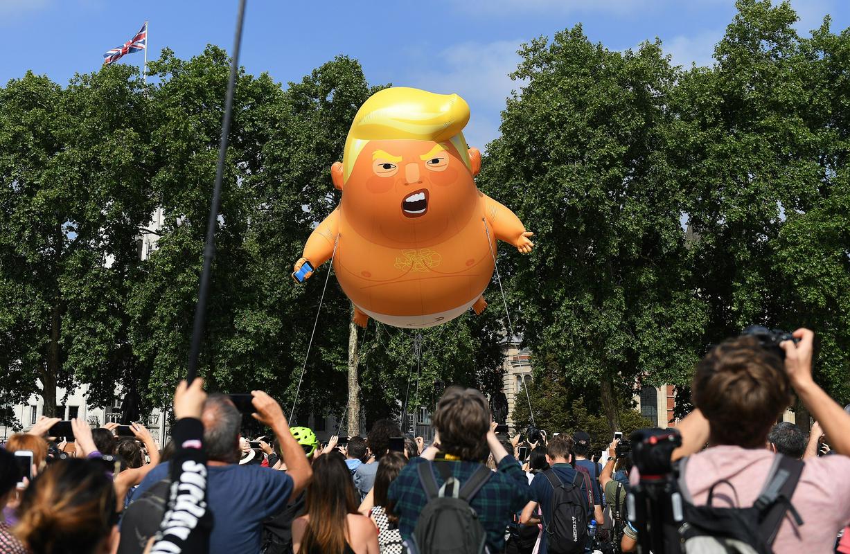 Šestmetrski balon je muzej odkupil za svojo protestno zbirko. Vanjo so vključena tudi dela, povezana z gibanjem sufražetk, akcijami za mir na svetu in ozaveščanje o podnebnih spremembah. Foto: EPA