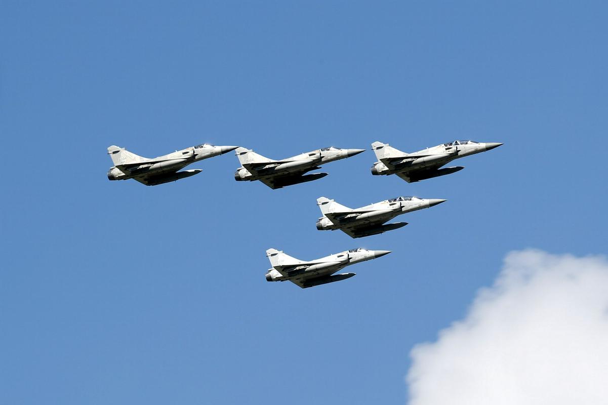 Če bi se Francozi odločili za dobavo bojnih letal, bi verjetno šlo za letala starejše generacije, kot je Dassault Mirage. Foto: EPA