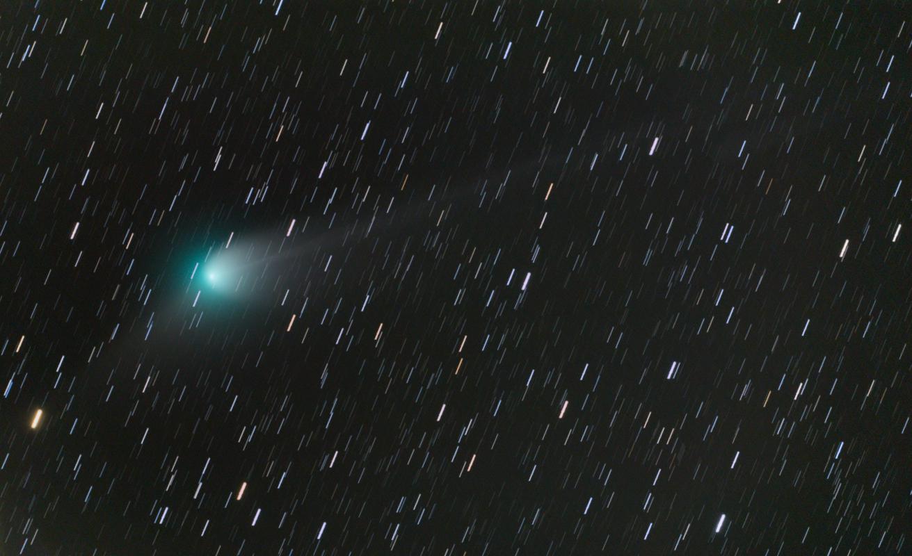 Avtorja fotografije sporočata: posneto poleg vasi Hribi na Krasu ob jasnem vremenu z 200 mm, f/3-teleskopom in digitalno kamero. 20-minutna ekspozicija. Ker se komet hitro premika, so na posnetku zvezdne črte. Foto: Herman Mikuž, Andrej Mohar