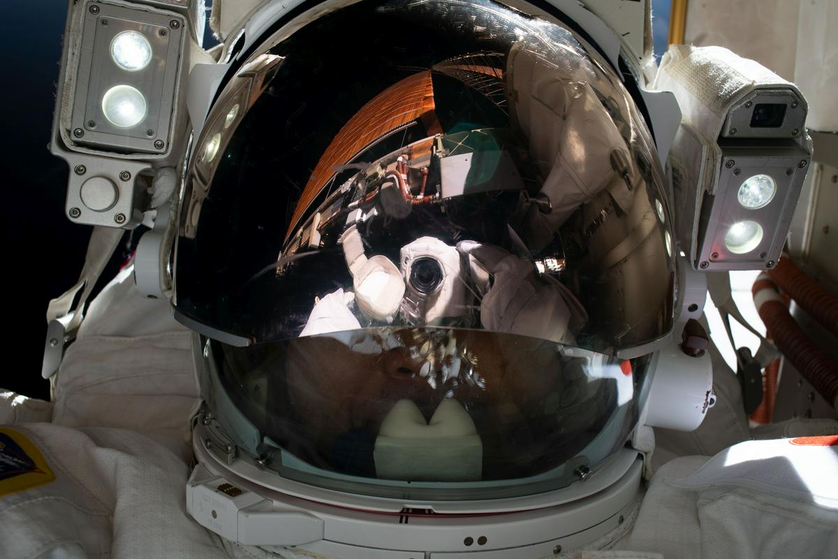 Japonski astronavt Koiči Vakata je med sprehodom posnel selfie. Foto: Nasa