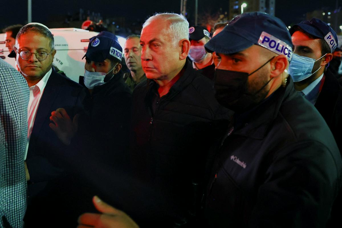 Izraelski premier Netanjahu in minister Ben-Gvir (levo) sta obiskala prizorišče napada. Foto: Reuters