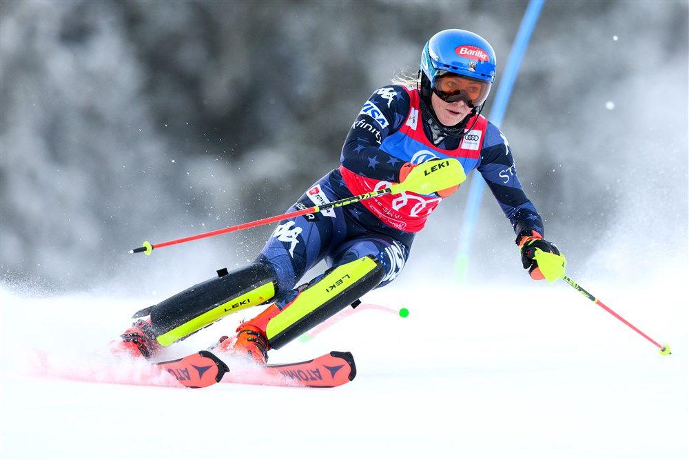 Mikaela Shiffrin bi lahko na svojem stotem slalomu v karieri (v svetovnem pokalu) izenačila rekord Ingemarja Stenmarka, a na koncu ni bila videti razočarana, ko v cilju nista zasvetili zelena barva in številka 1. Z drugim mestom si je že zagotovila slalomski globus. Foto: EPA