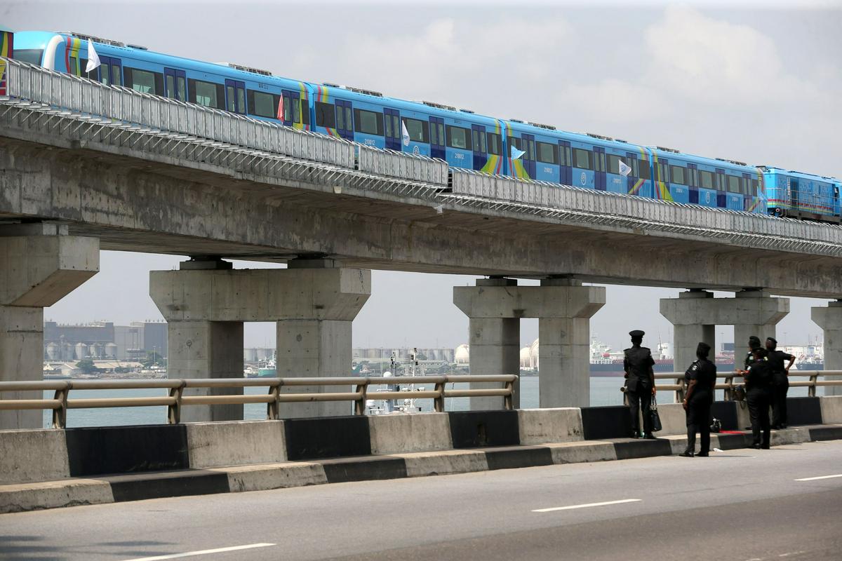 Nova mestna železnica v največjem nigerijskem mestu naj bi močno olajšala prevoz na delo za prebivalce. Foto: EPA