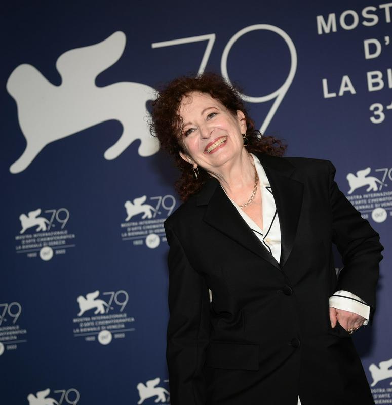 Nan Goldin na Filmskem festivalu v Benetkah, kjer je njena zgodba, ujeta v dokumentarnem filmu Vsa ta lepota in prelivanje krvi (režija Laura Poitras), osvojila zlatega leva za najboljši film. Foto: EPA