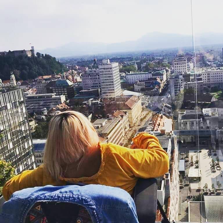 Na fotografiji je Marja Koren, ki z višine gleda na tloris središča Ljubljane. Foto: MMC RTV SLO/Osebni arhiv Marje Koren