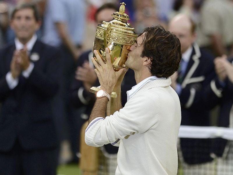 Roger Federer v elegantnem puloverju v Wimbledonu leta 2012. Foto: Reuters
