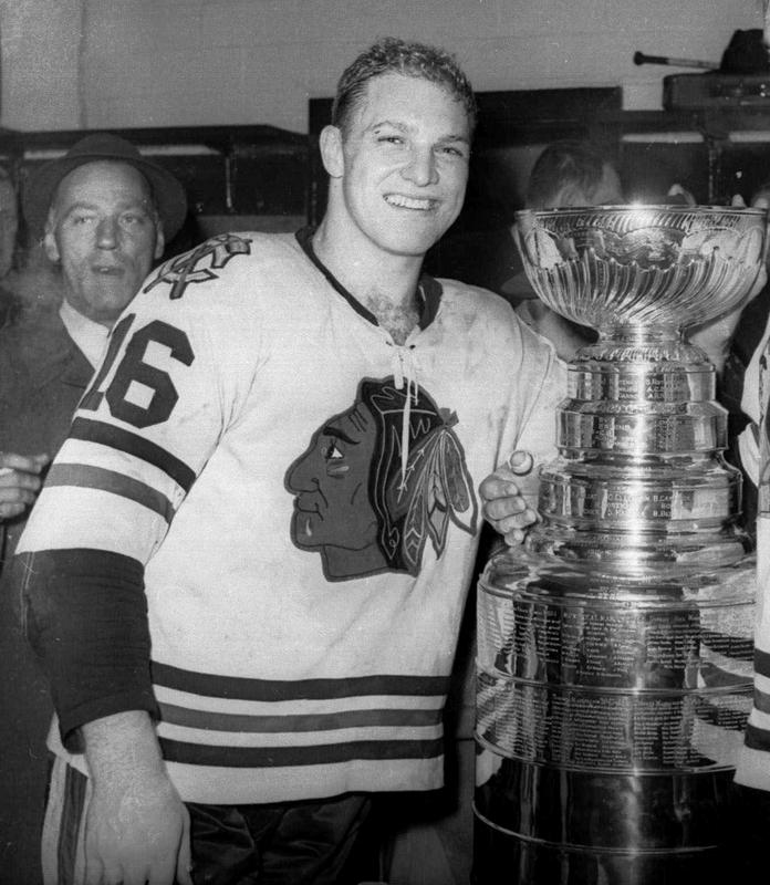 16. aprila 1961 je Hull osvojil Stanleyjev pokal. Chicago je premagal Detroit s 4:2 v zmagah. Foto: AP