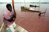 Senegalsko jezero izgublja rožnato barvo, s tem pa tudi turiste in dragoceno sol