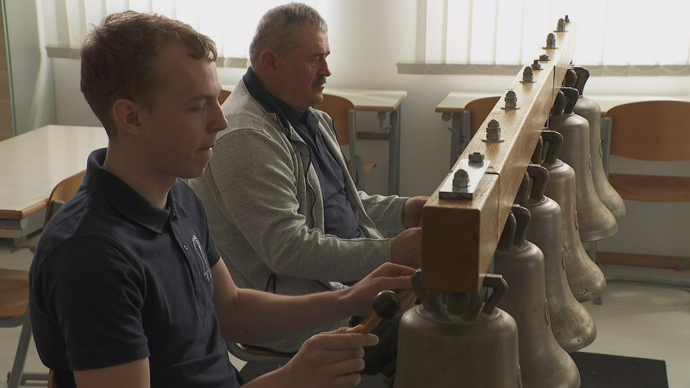 Učenje pritrkavanja na miniaturne zvonove v župniji Šentvid pri Stični, foto: Arhiv filma Zven stoletij