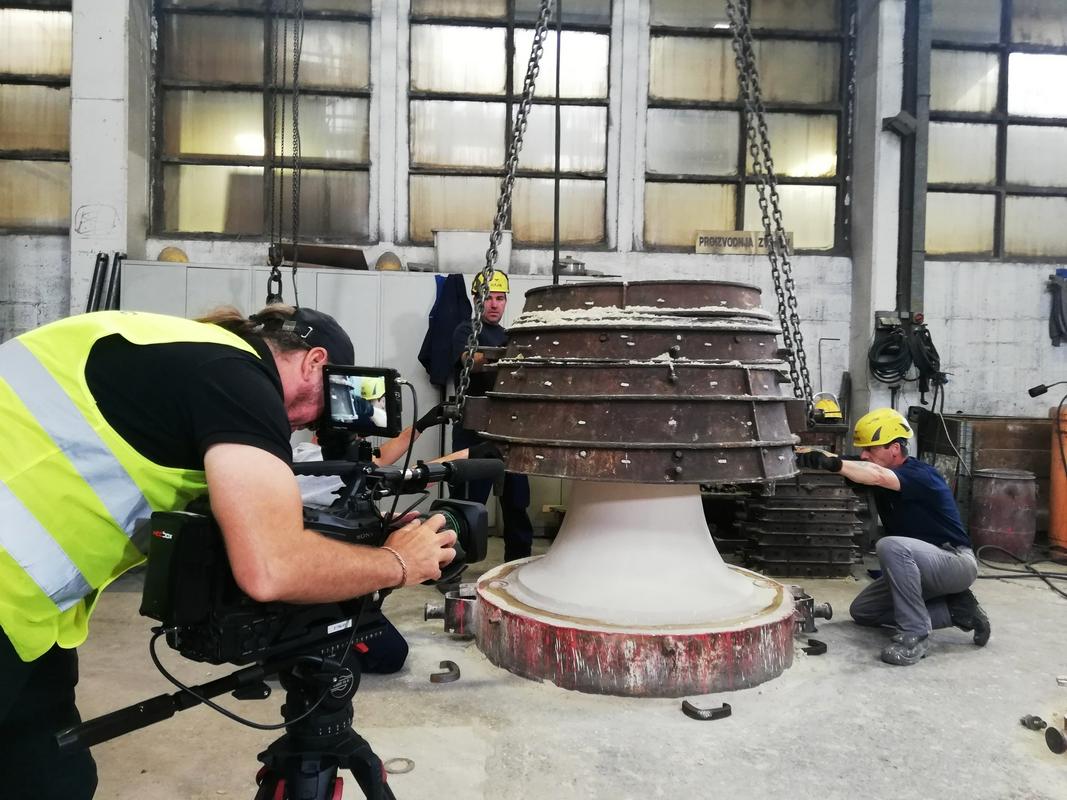 Snemanje priprav na ulivanje zvona v livarni Omco Metals v Žalcu, ki je danes edina livarna zvonov pri nas, foto: Arhiv filma Zven stoletij