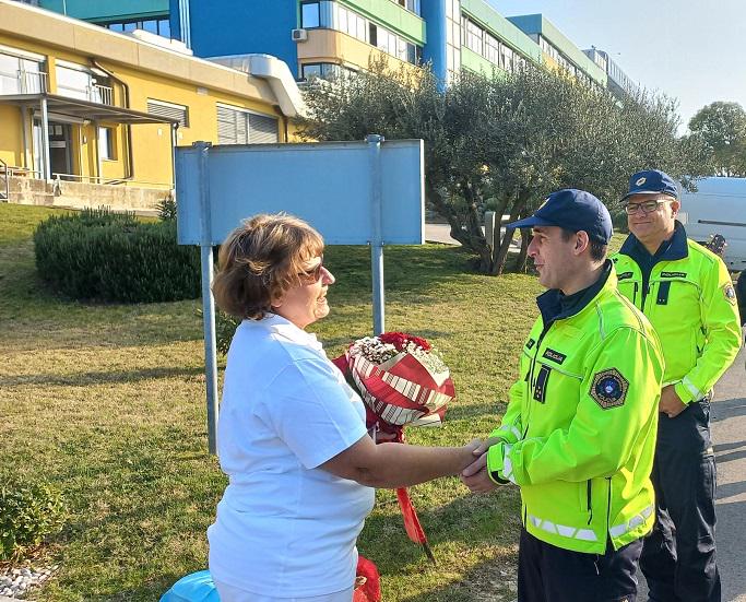 Ireno Kramar, dolgoletno vodjo Centra za transfuzijsko dejavnost Izola, so pozdravili tudi predstavniki policije. Foto: Radio Koper