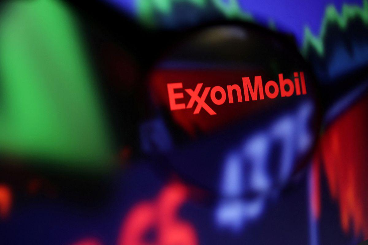 Ameriški naftni velikan Exxonmobil je v zadnjem četrtletju lani dobiček medletno zvišal za 43,7 odstotka, na 12,8 milijarde dolarjev, prihodke pa za 12,3 odstotka, na 95,4 milijarde dolarjev. V celotnem lanskem letu je bilo dobička za rekordnih 55,7 milijarde dolarjev. Exxonove delnice so se lani 