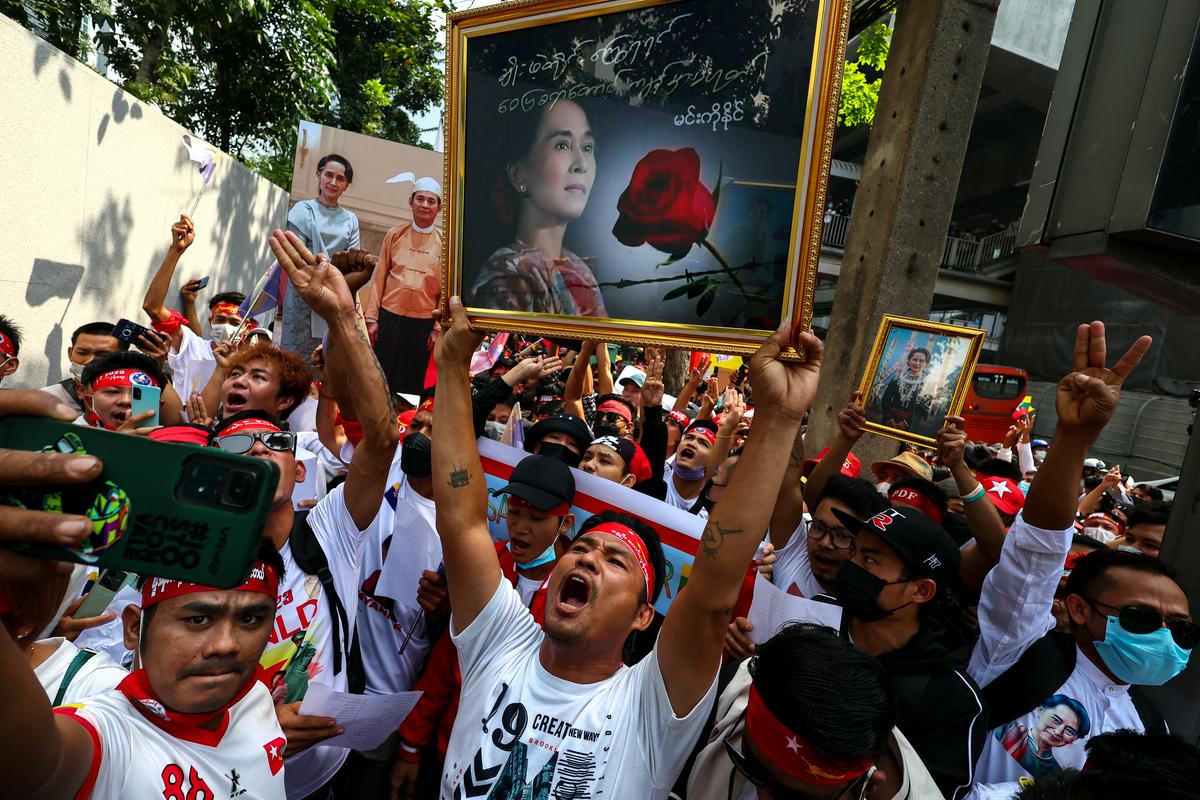 Protestniki v tajski prestolnici Bangkok so nosili podobe mjanmarske voditeljice Aung San Su Či. Foto: Reuters