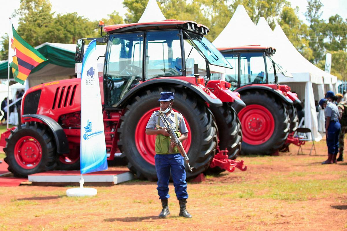 Beloruske traktorje so predali na slovesnosti v Harareju. Foto: Reuters