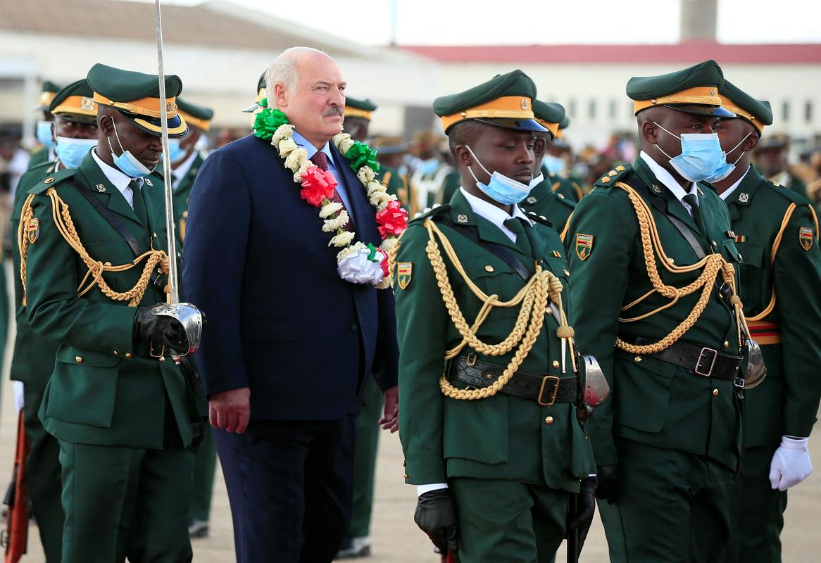 Lukašenka so ob prihodu na letališče sprejeli z vsemi častmi. Foto: Reuters