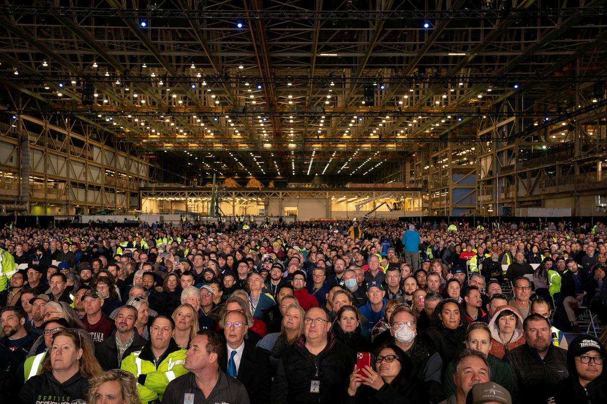 Na tisoče delavcev se je v torek pridružilo vodstvenim delavcem z vsega sveta, pa tudi igralcu in pilotu Johnu Travolti, ki je letel z letali 747, na slovesnosti v ogromni tovarni podjetja severno od Seattla. Zadnje letalo so izročili tovornemu prevozniku Atlas Air. Foto: Reuters
