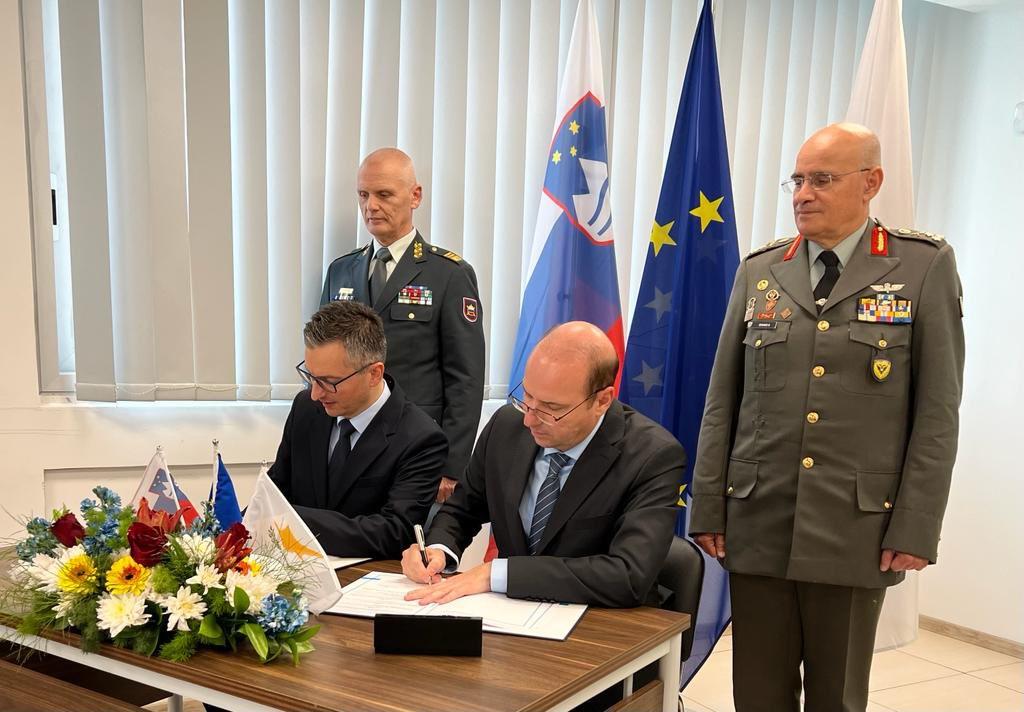 Podpis sporazuma med državama bo sodelovanje na politično-vojaškem področju dvignil na višjo raven. Foto: Twitter ministrstvo za obrambo