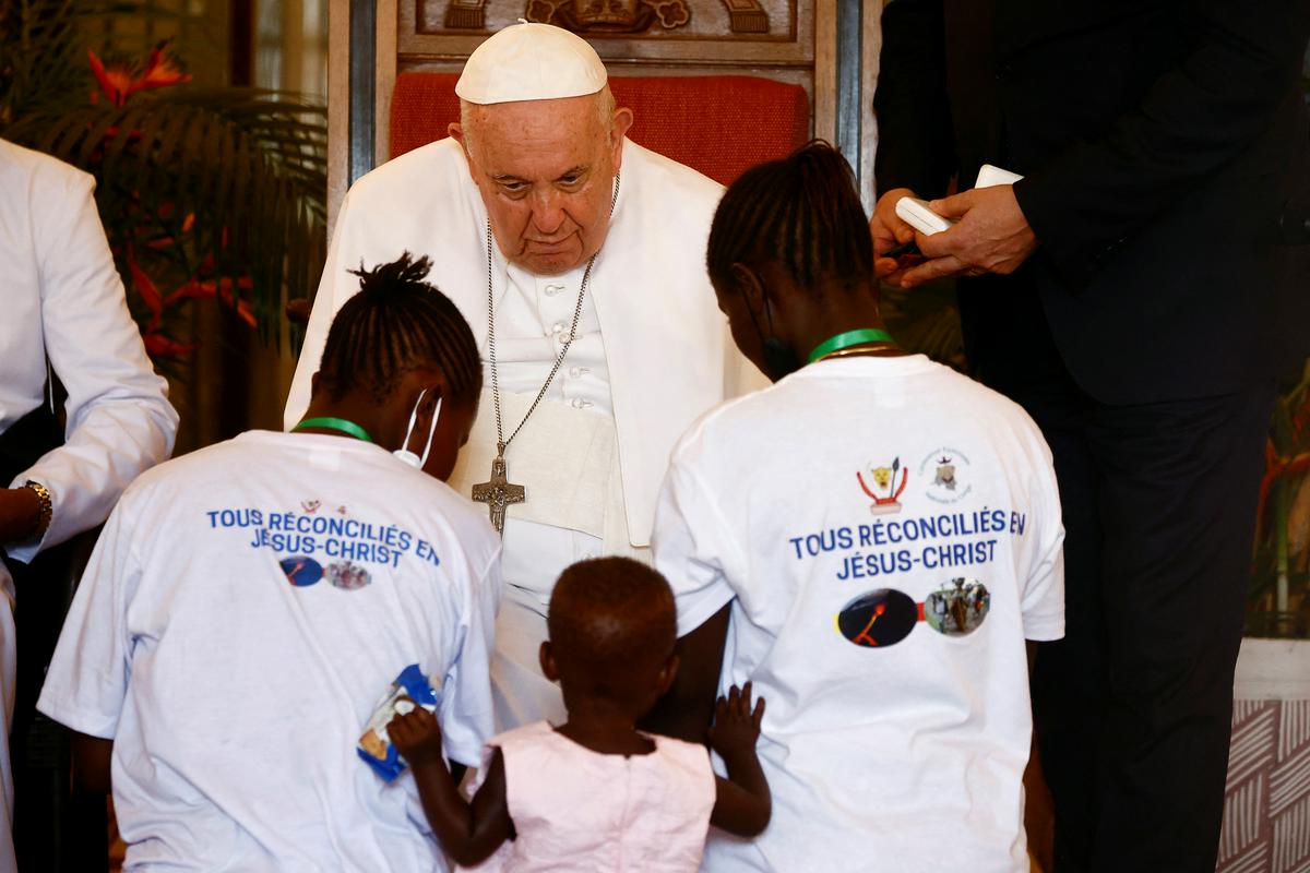 Papež se je srečal z verniki v Kinšasi. Foto: Reuters